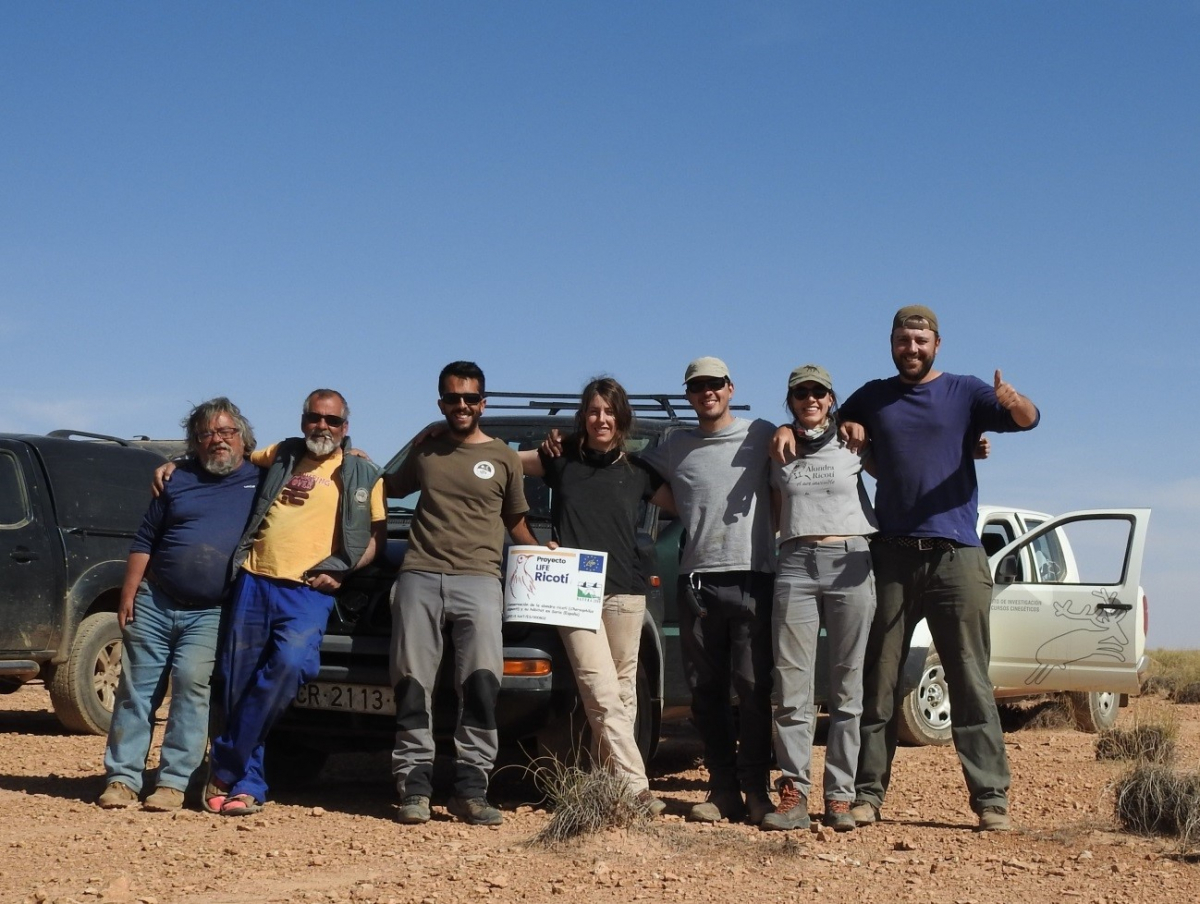 Equipo expedicionario compuesto por investigadores del instituto en Investigaciones en Recursos Cinegéticos (IREC-CSIC-UCLM-JCCM) y del Grupo de Investigación de Ecología y Conservación de Ecosistemas Terrestres (TEG-UAM). De izquierda a derecha: Dr. Javier Viñuela (IREC), Dr. Jesús T. García (IREC), Daniel Bustillo (UAM), Julia Gómez (UAM), Julio Domínguez (IREC), Margarita Reverter (UAM) Y Adrián Barrero (UAM). Autor: Julia Gómez